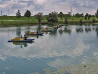 Jarun. Startna linija veslačke staze s pontonima startnih sudaca 2008. godine